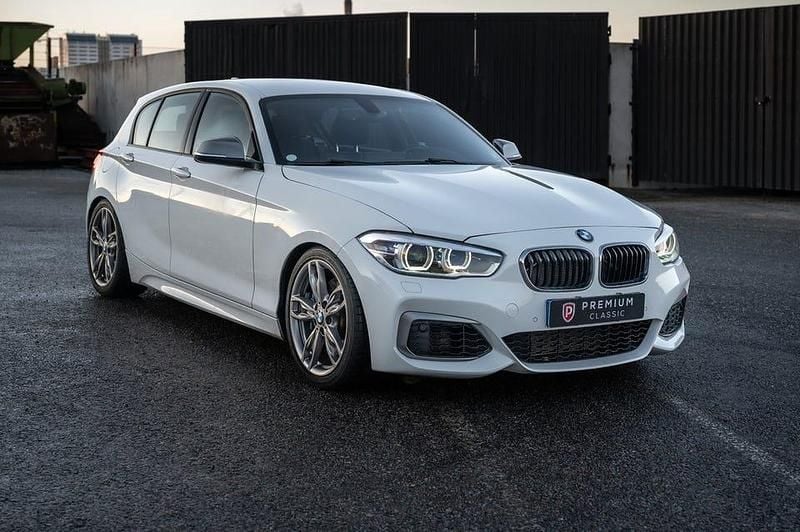 Vit Begagnad 2017 BMW M140 M Sport Halvkombi | 285 000 kr (Marknadspris) - Bild 1/4