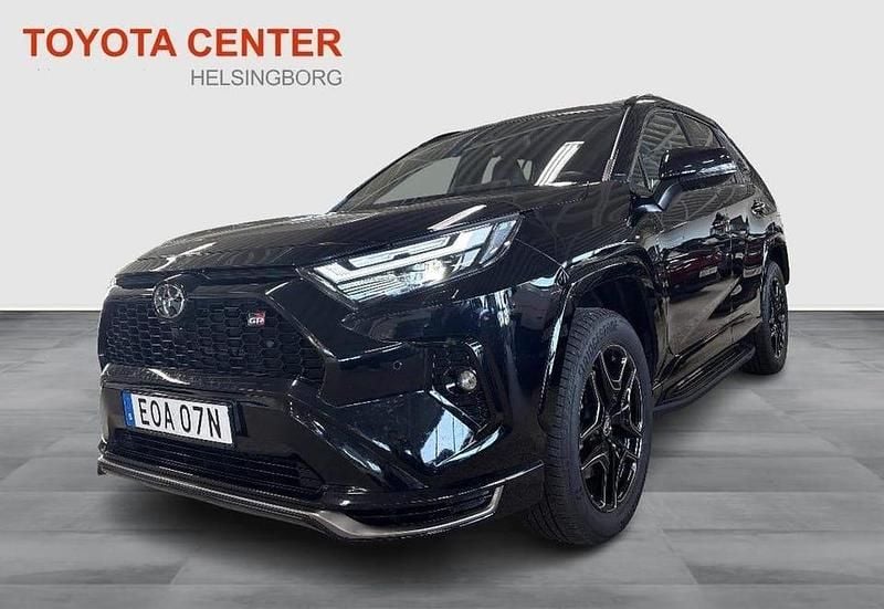 Svart Begagnad 2025 Toyota RAV4 Sport SUV | 589 900 kr (Marknadspris) - Bild 1/4