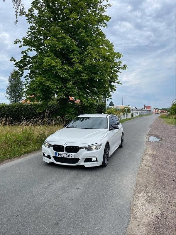 Vit Begagnad 2013 BMW 320 M Sport Kombi | 169 000 kr - Bild 1/4