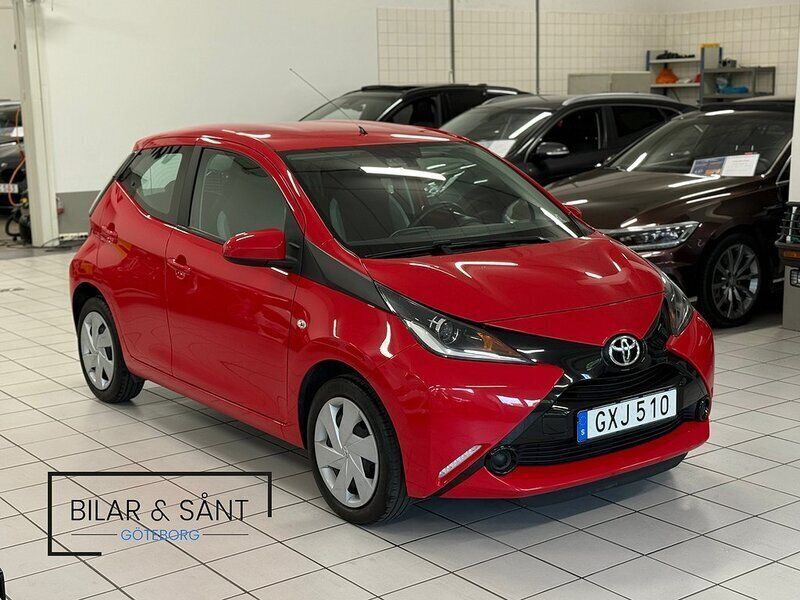 Röd Begagnad 2017 Toyota Aygo X-play Halvkombi | 89 900 kr (Lite dyr) - Bild 1/4