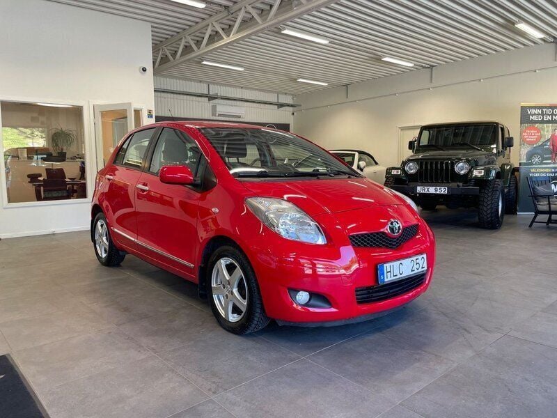 Röd Begagnad 2010 Toyota Yaris Halvkombi | 49 900 kr (Marknadspris) - Bild 1/4