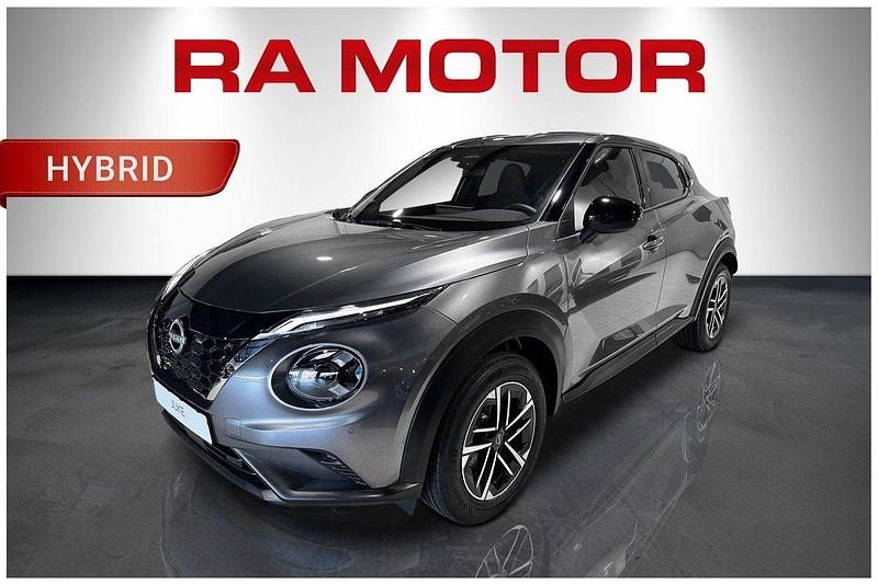 Grå Ny 2025 Nissan Juke N-Connecta SUV | 295 000 kr (Dyr) - Bild 1/4