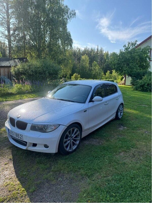 Vit Begagnad 2008 BMW 120 Advantage Halvkombi | 56 000 kr (Marknadspris) - Bild 1/4