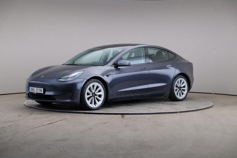 Grå (midnight silver (metallic)) Begagnad 2021 Tesla Model 3 Long Range Sedan | 275 000 kr (Marknadspris) - Bild 1/4