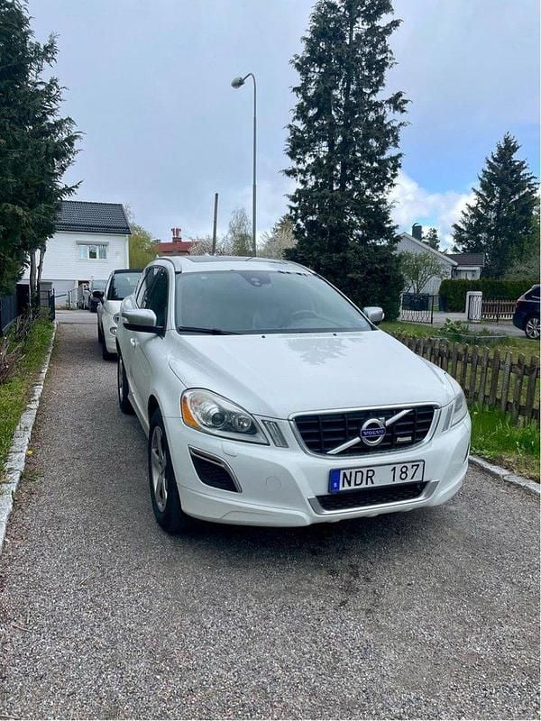 Vit Begagnad 2013 Volvo XC60 R-Design SUV | 120 000 kr (Bra pris) - Bild 1/4