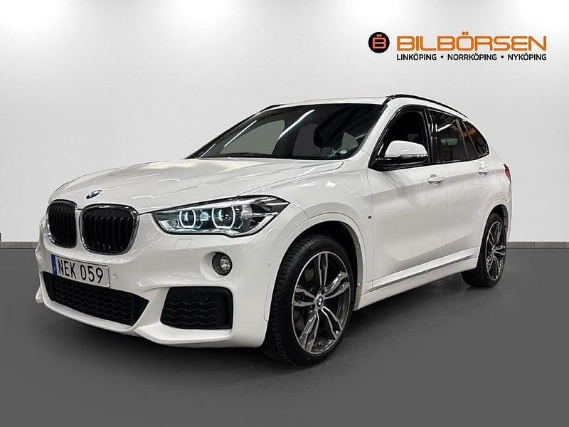Vit Begagnad 2016 BMW X1 M Sport SUV | 209 900 kr (Marknadspris) - Bild 1/4