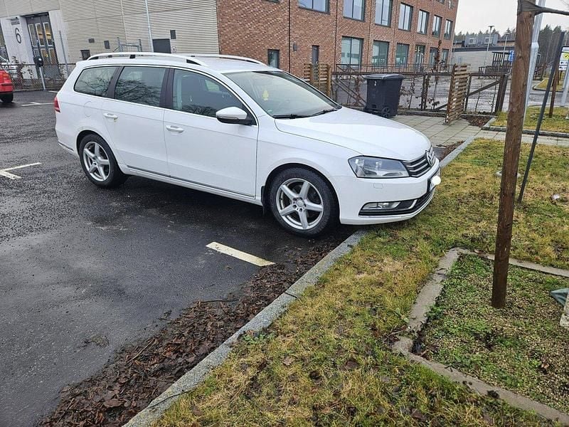 Grå Begagnad 2011 VW Passat Kombi | 43 900 kr (Lite dyr) - Bild 1/4
