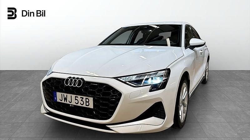 Vit Begagnad 2024 Audi A3 Sportback Advanced Halvkombi | 304 000 kr (Marknadspris) - Bild 1/4