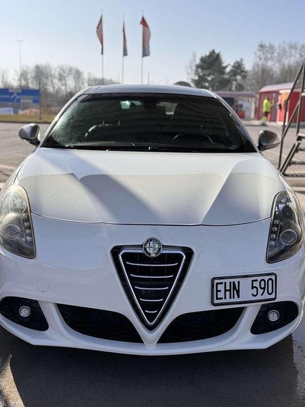 Vit Begagnad 2012 Alfa Romeo Giulietta Distinctive Halvkombi | 89 000 kr (Marknadspris) - Bild 1/4