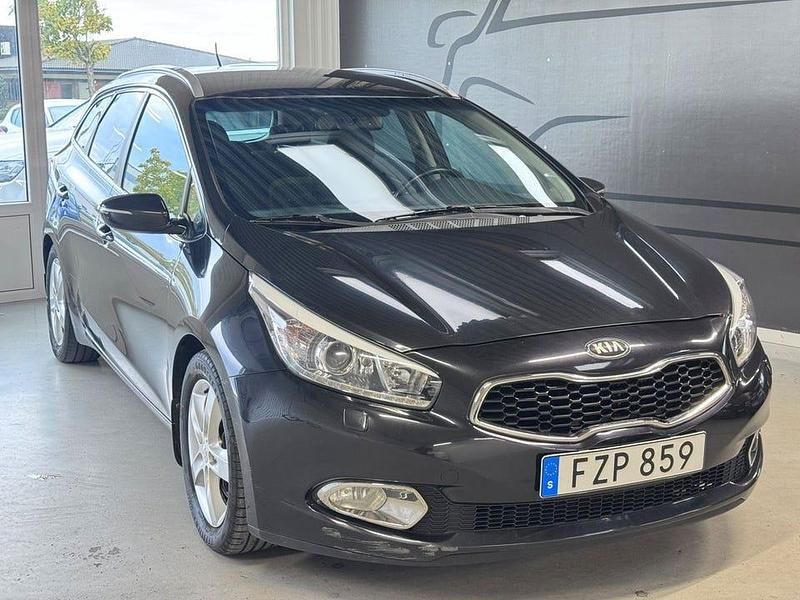 Svart Begagnad 2013 Kia Ceed Halvkombi | 69 900 kr (Marknadspris) - Bild 1/3
