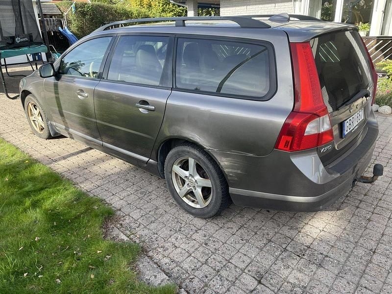Begagnad Volvo V70 Momentum 185 HK (136 kW) 2008 Grå Kombi