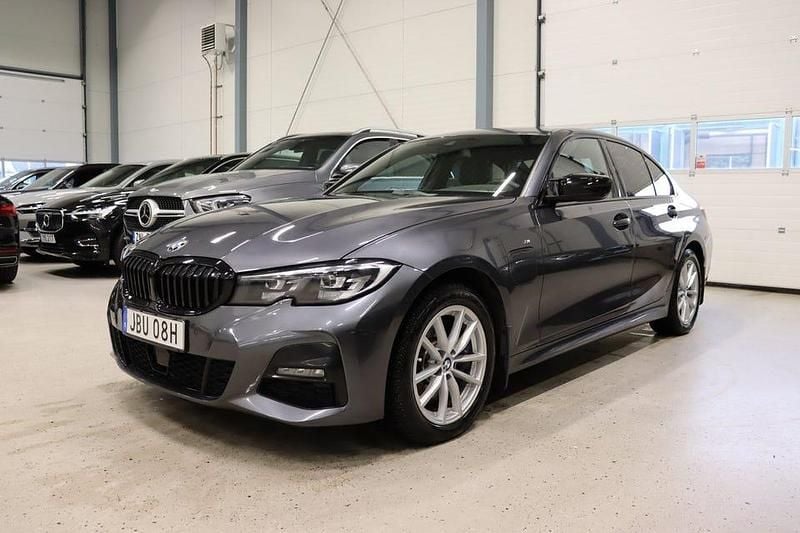 Grå Begagnad 2021 BMW 330 M Sport Sedan | 339 800 kr (Dyr) - Bild 1/4
