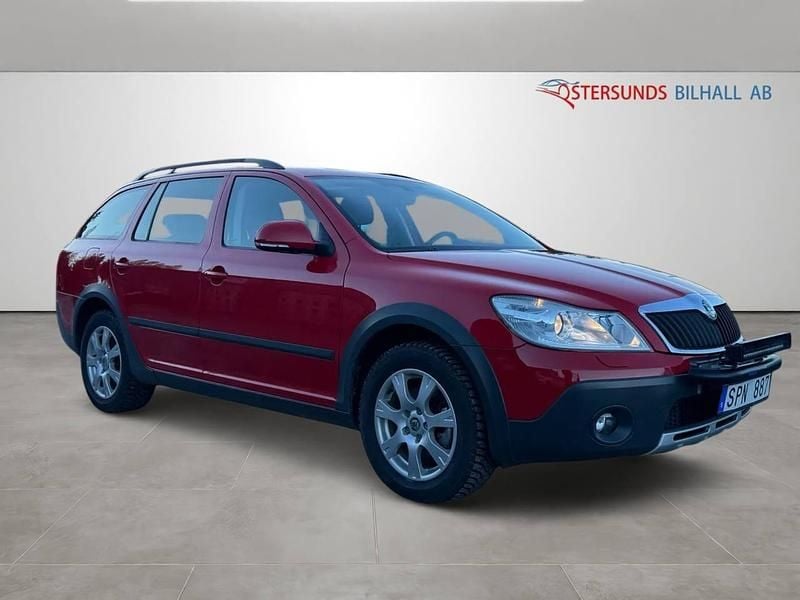 Röd Begagnad 2013 Skoda Octavia Scout Kombi | 99 900 kr (Marknadspris) - Bild 1/4