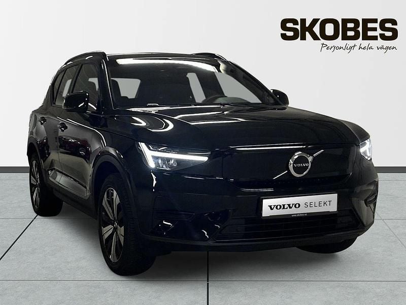 Svart Begagnad 2023 Volvo XC40 Core SUV | 334 900 kr - Bild 1/3
