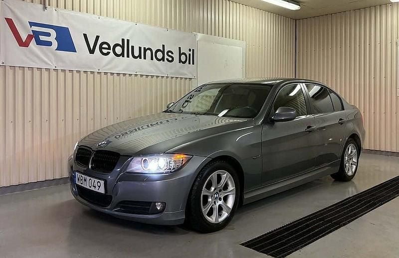 Grå Begagnad 2009 BMW 320 Comfort Edition Sedan | 64 900 kr (Marknadspris) - Bild 1/4