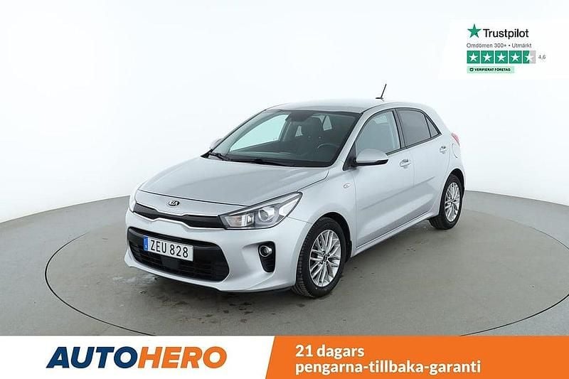 Grå Begagnad 2017 Kia Rio Halvkombi | 131 000 kr (Marknadspris) - Bild 1/4