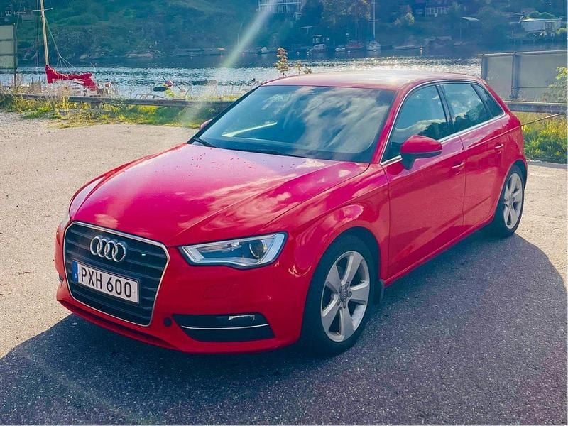 Röd Begagnad 2013 Audi A3 Sportback Ambition Halvkombi | 104 999 kr (Marknadspris) - Bild 1/4