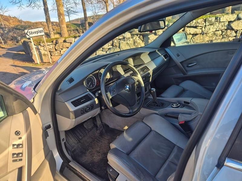 Begagnad BMW 523 177 HK (130 kW) 2006 Silver Sedan