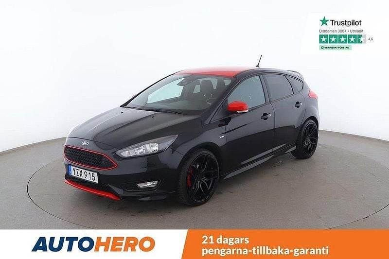 Svart Begagnad 2017 Ford Focus ST-Line Halvkombi | 157 000 kr (Marknadspris) - Bild 1/4
