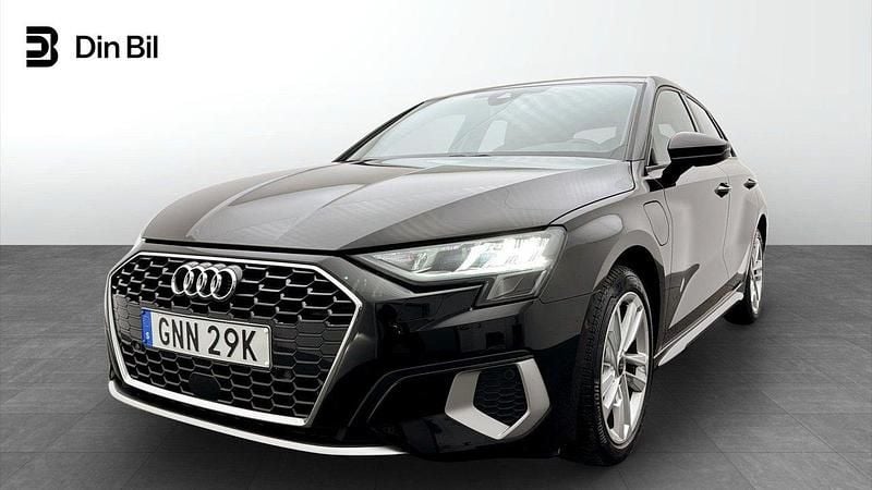 Svart (brilliantsvart) Begagnad 2023 Audi A3 e-tron Advanced Plus Halvkombi | 314 000 kr (Marknadspris) - Bild 1/4