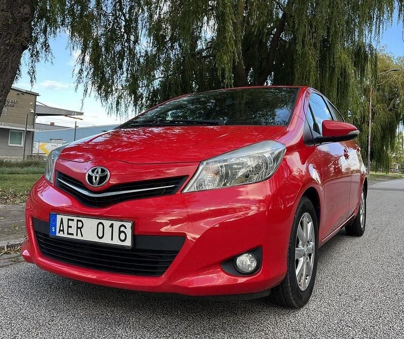 Röd Begagnad 2013 Toyota Yaris Active Halvkombi | 74 000 kr (Bra pris) - Bild 1/4