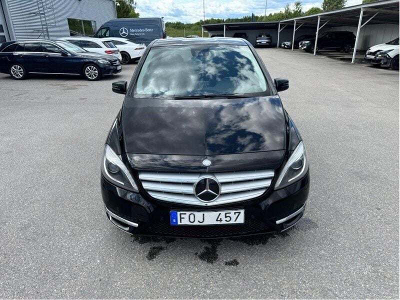 Svart Begagnad 2012 Mercedes B180 Minibuss | 48 990 kr (Marknadspris) - Bild 1/4