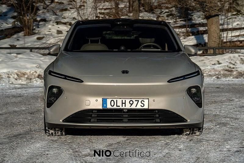 Begagnad Nio ET7 480 kW (653 HK) 2022 Ljusgrå Sedan