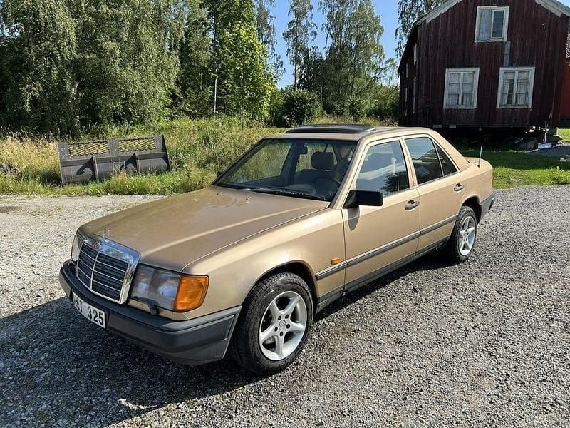 Begagnad 1988 Mercedes E230 Sedan | 80 000 kr - Bild 1/2