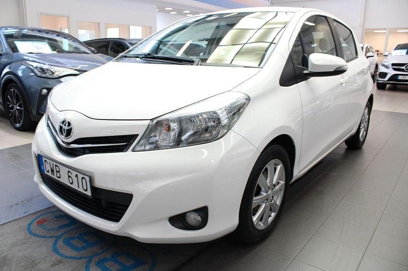 Vit Begagnad 2012 Toyota Yaris Halvkombi | 89 900 kr (Dyr) - Bild 1/4