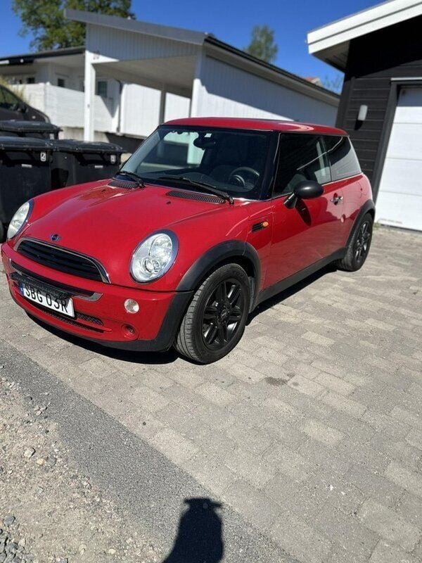 Röd Begagnad 2005 Mini ONE Halvkombi | 33 000 kr (Marknadspris) - Bild 1/4