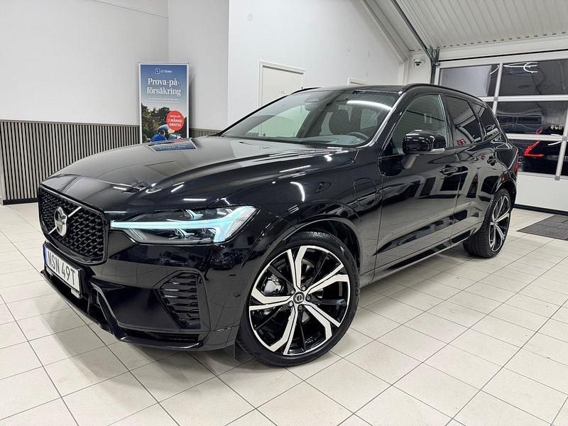 Svart (svartmetallick) Begagnad 2023 Volvo XC60 R-Design SUV | 499 900 kr (Marknadspris) - Bild 1/4