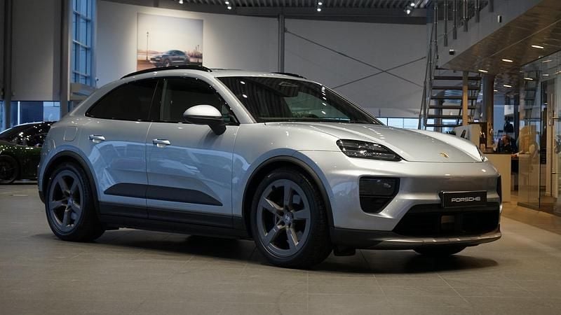 Silver Ny 2025 Porsche Macan 4 Electric SUV | 1 122 400 kr - Bild 1/4
