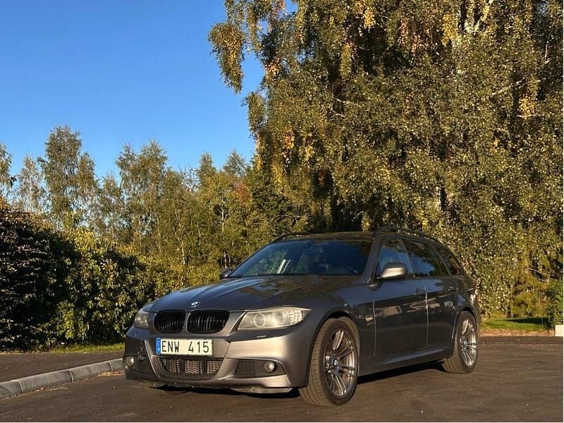 Grå Begagnad 2010 BMW 320 M Sport Kombi | 86 000 kr (Marknadspris) - Bild 1/4