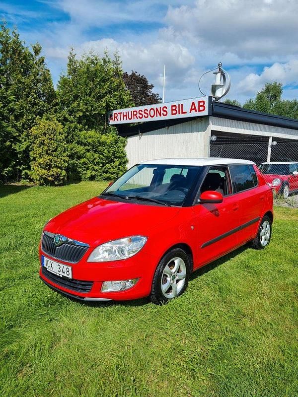 Röd Begagnad 2012 Skoda Fabia Elegance Halvkombi | 59 400 kr (Lite dyr) - Bild 1/4