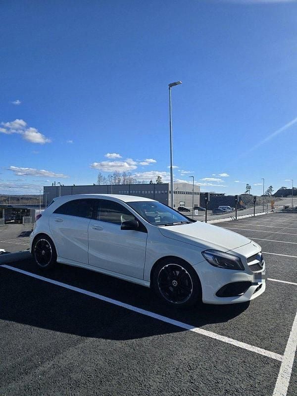 Vit Begagnad 2018 Mercedes A180 Halvkombi | 159 000 kr (Marknadspris) - Bild 1/4