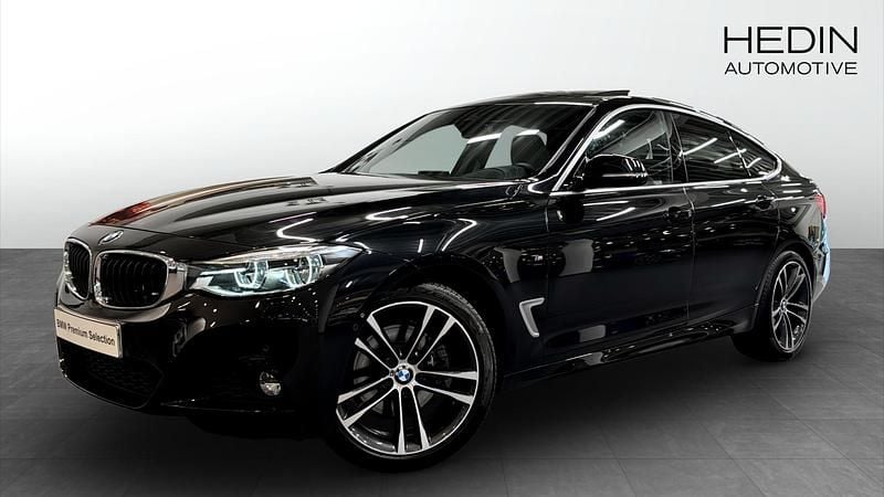 Svart (black) Begagnad 2018 BMW 330 Comfort Edition Halvkombi | 284 700 kr (Superpris) - Bild 1/4