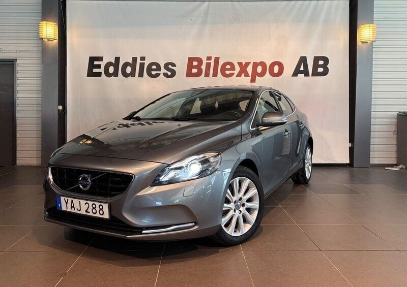 Grå metallic Begagnad 2015 Volvo V40 Momentum Kombi | 129 900 kr (Marknadspris) - Bild 1/4