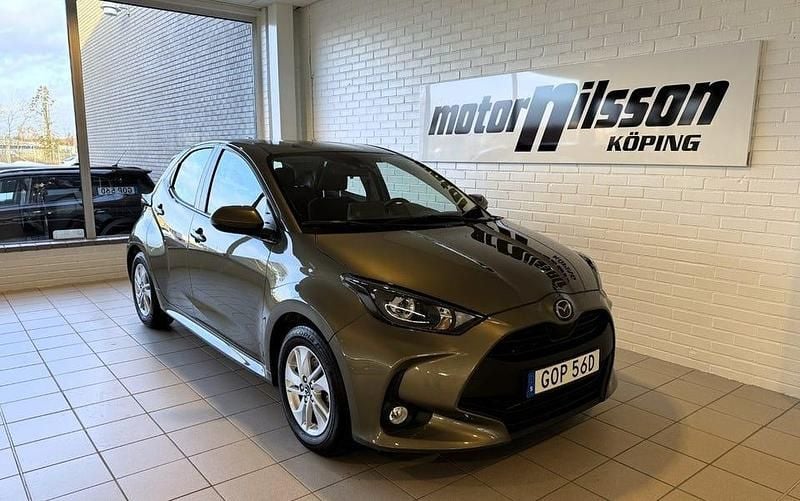 Grön Begagnad 2023 Mazda 2 Halvkombi | 209 500 kr (Marknadspris) - Bild 1/4