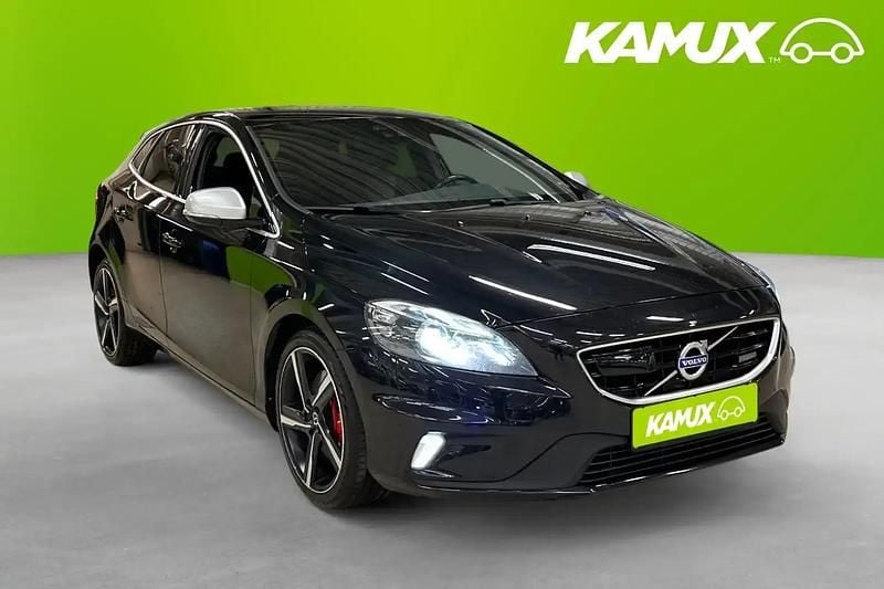 Svart Begagnad 2015 Volvo V40 R-Design Halvkombi | 139 800 kr (Marknadspris) - Bild 1/4