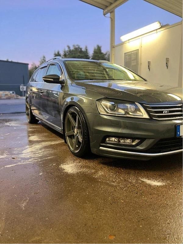 Grå Begagnad 2015 VW Passat GT Kombi | 59 900 kr (Marknadspris) - Bild 1/4
