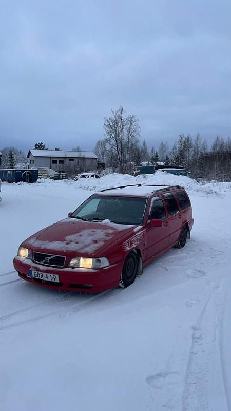 Röd Begagnad 1998 Volvo V70 Kombi | 18 000 kr (Marknadspris) - Bild 1/4