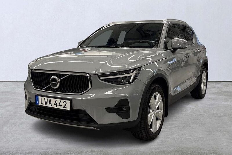 Grå Begagnad 2023 Volvo XC40 Core SUV | 359 900 kr (Marknadspris) - Bild 1/4
