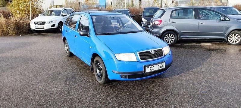 Ljusblå (blå) Begagnad 2004 Skoda Fabia Kombi | 13 900 kr (Marknadspris) - Bild 1/4