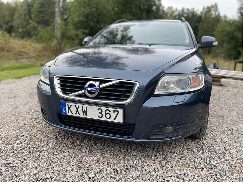 Blå Begagnad 2011 Volvo V50 Momentum Kombi | 44 900 kr (Bra pris) - Bild 1/4