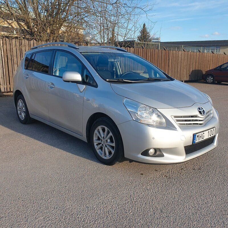 Silver Begagnad 2011 Toyota Verso Multidrive S Minibuss | 89 900 kr (Lite dyr) - Bild 1/4