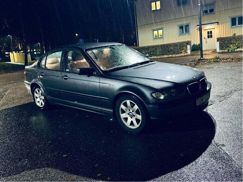 Grå Begagnad 2002 BMW 318 Sedan | 35 000 kr (Marknadspris) - Bild 1/4