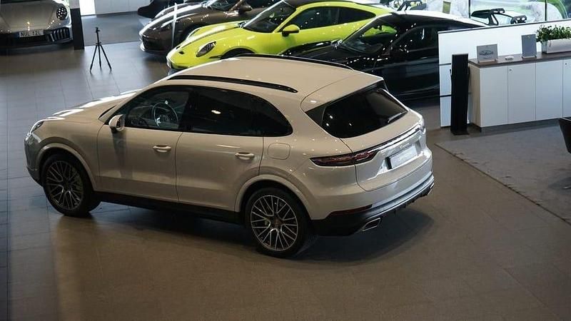 Begagnad Porsche Cayenne 468 HK (344 kW) 2022 Grå SUV