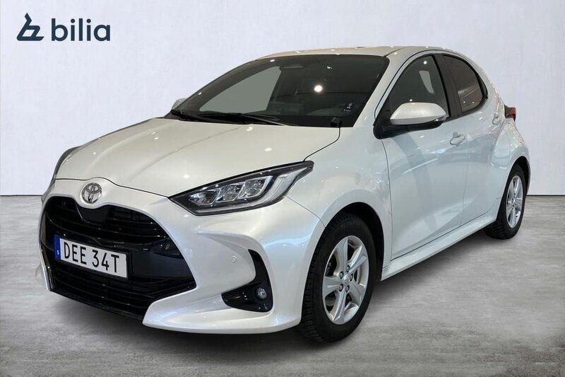 Vit Begagnad 2024 Toyota Yaris Hybrid Style Halvkombi | 289 900 kr (Marknadspris) - Bild 1/3