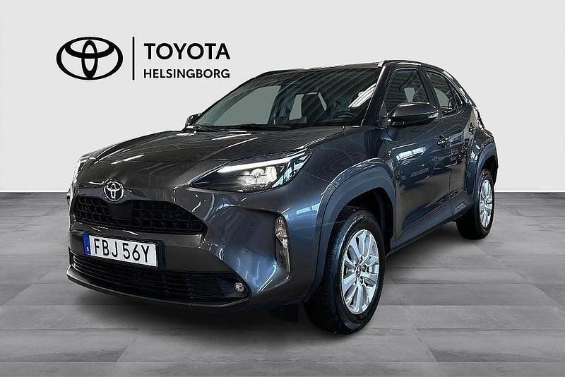 Grå Begagnad 2024 Toyota Yaris Cross Active SUV | 289 900 kr (Marknadspris) - Bild 1/3