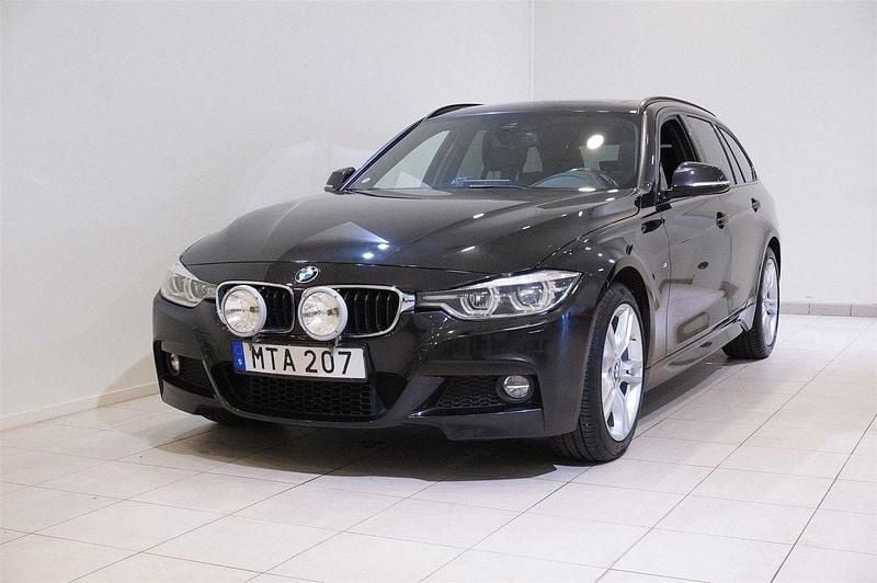 Svart Begagnad 2018 BMW 330 M Sport Kombi | 279 900 kr (Marknadspris) - Bild 1/4